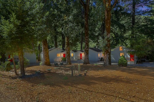 Rouge Cobb Mountain Hotel - Cabin 3