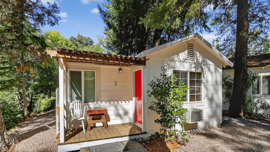 Rouge Cobb Mountain Hotel - Cabin 3