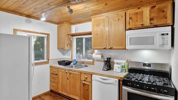 Room, 1 Bedroom | Private kitchen | Fridge, oven, coffee/tea maker, toaster