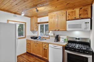 Refrigerador, horno, cafetera/tetera, tostadora