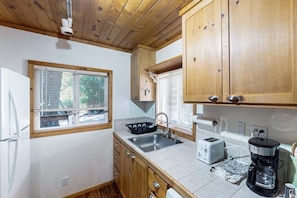 Room, 1 Bedroom | Private kitchen