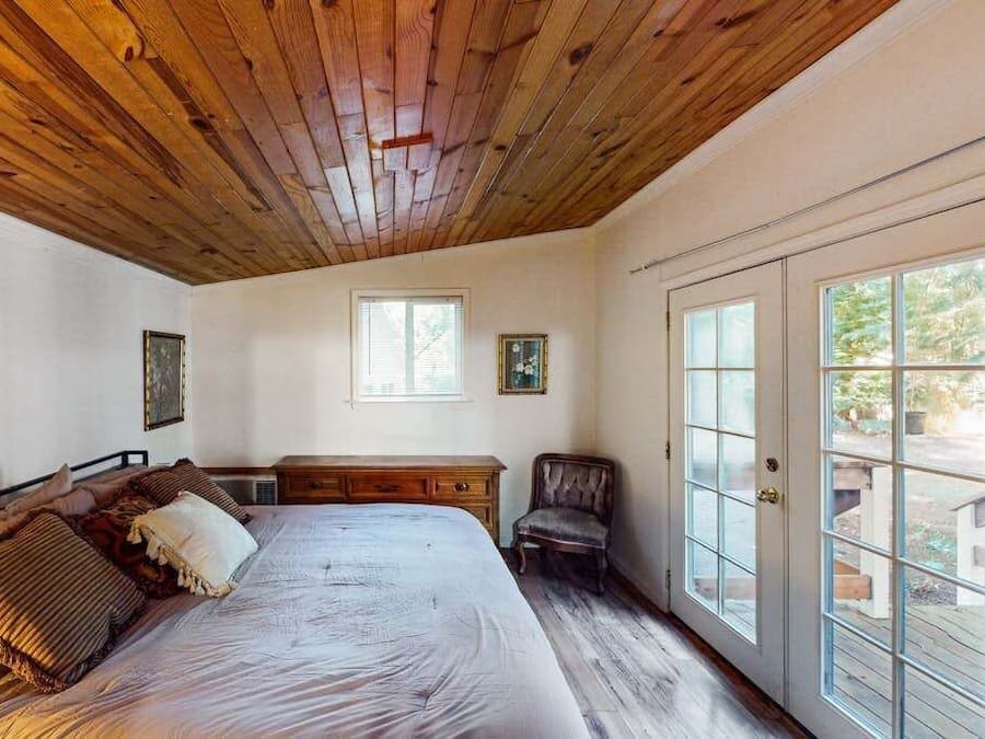 Quarto, 1 quarto | 1 quarto, escrivaninha, espaço de trabalho para notebook