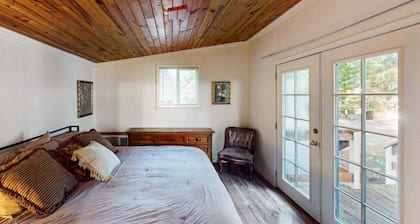 Rouge Cobb Mountain Hotel - Cabin 4