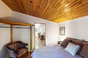Room, 1 Bedroom | 1 bedroom, laptop workspace, free WiFi
