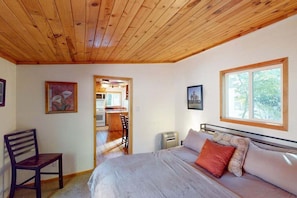 Room, 2 Bedrooms | 2 bedrooms, laptop workspace, free WiFi