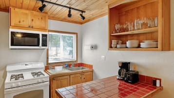 Room, 2 Bedrooms | Private kitchen | Fridge, oven, coffee/tea maker, toaster