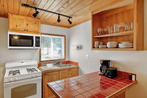 Room, 2 Bedrooms | Private kitchen | Fridge, oven, coffee/tea maker, toaster