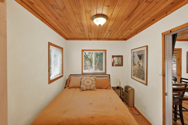 Room, 2 Bedrooms | 2 bedrooms, laptop workspace, free WiFi