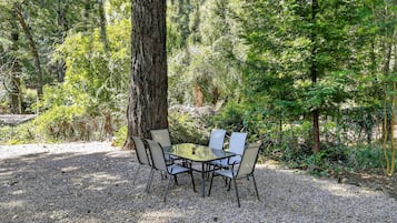 Room, 2 Bedrooms | Outdoor dining