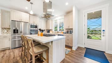 House, 3 Bedrooms | Private kitchen | Fridge, oven, coffee/tea maker, toaster