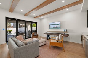 ハウス 6 ベッドルーム | リビング エリア | スマートテレビ