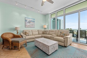 Condo, 3 habitaciones | Área de sala de estar | Smart TV