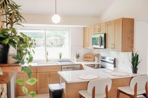 Microwave, oven, stovetop, dishwasher - Cozy Rustic Austin Retreat – just 15 min to Zilker Park & 17 min to downtown. (Austin)
