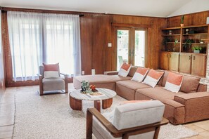 Interior - Cozy Rustic Austin Retreat – just 15 min to Zilker Park & 17 min to downtown. (Austin)