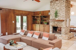 TV, fireplace - Cozy Rustic Austin Retreat – just 15 min to Zilker Park & 17 min to downtown. (Austin)