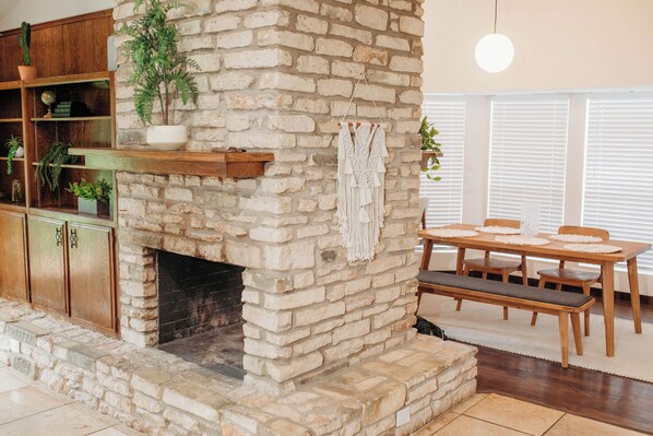 Dining - Cozy Rustic Austin Retreat – just 15 min to Zilker Park & 17 min to downtown. (Austin)