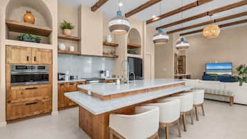 House, 3 Bedrooms | Private kitchen | Fridge, oven, coffee/tea maker, toaster