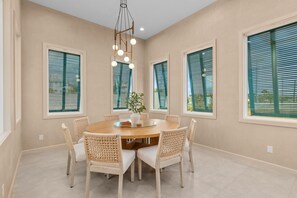 House, 3 Bedrooms | Tempat makan