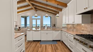 House, 5 Bedrooms | Private kitchen | Fridge, oven, coffee/tea maker, toaster