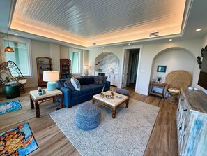 House, 5 Bedrooms | Living area