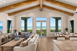 House, 5 Bedrooms | Living area | Smart TV