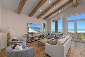 House, 5 Bedrooms | Living area