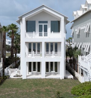 House, 5 Bedrooms | Exterior