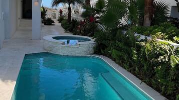 House, 5 Bedrooms | Pool