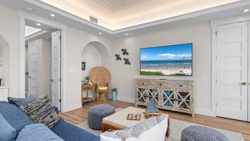 House, 5 Bedrooms | Living area | Smart TV