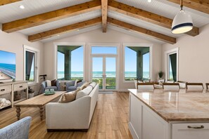 House, 5 Bedrooms | Living area