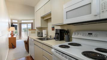 Condo, 1 Bedroom | Private kitchen | Fridge, oven, coffee/tea maker, toaster