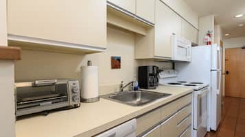 Condo, 1 phòng ngủ | Bếp riêng | Tủ lạnh, lò nướng, dụng cụ pha cà phê/trà, lò nướng bánh mì