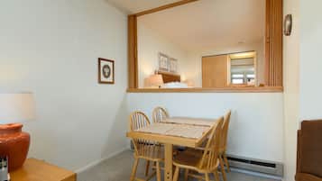 Condo, 1 Bedroom | Dining