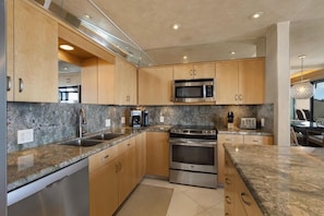 Condo, 2 Bedrooms | Private kitchen