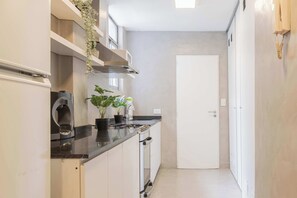 Mikroaaltouuni, kahvin-/teenkeitin, leivänpaahdin