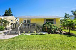 House | 2 bedrooms, Internet - Steps to Beach Patio Fire Pit Tropical Oasis (St. Augustine)