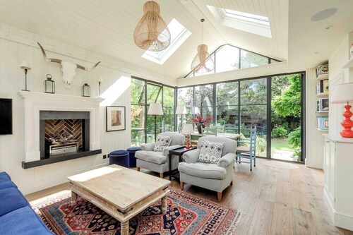 Beautiful Family Home w Garden Pool - Wimbledon