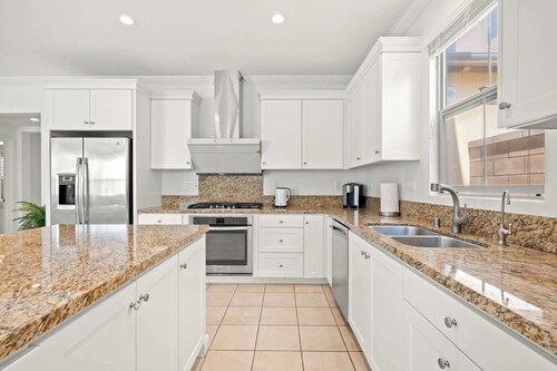 Stylish 3BR Irvine Oasis Family Friendly w Garage