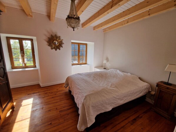 5 bedrooms, iron/ironing board