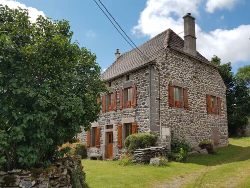 Gîte 'Chez Marie-Louise' with private terrace and shared garden