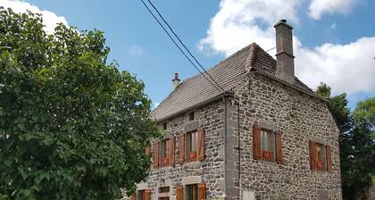 Gîte 'Chez Marie-Louise' with private terrace and shared garden