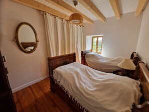 5 bedrooms, iron/ironing board