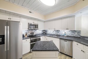 ثلاجة، ميكروويف، فرن، موقد طهي مسطح