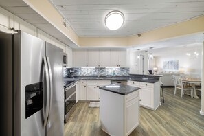 ثلاجة، ميكروويف، فرن، موقد طهي مسطح