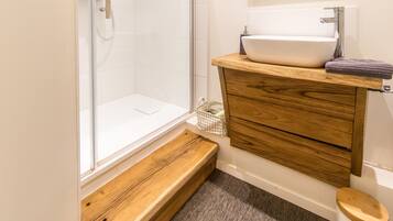 Douche, sèche-cheveux, serviettes fournies