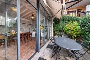 Outdoor dining - Apartment 'Loft and Veranda on Lake Como' with Lake View, Wi-Fi and Air Conditioning (Blevio)