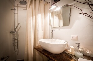Douche, sèche-cheveux, serviettes fournies