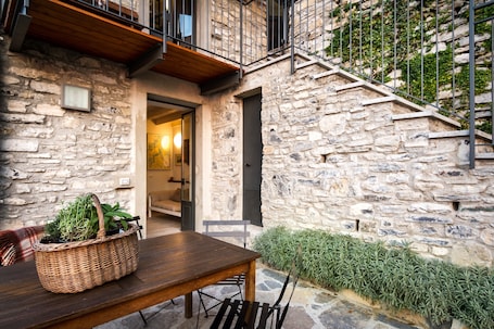 Outdoor dining. Holiday Home 'Appartamento Panoramico Como' with Lake View, Wi-Fi and Air Conditioning