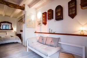 Una camera da letto con un letto, una divisa, una mappa appesa al muro e diversi armadietti in legno.