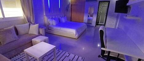 Suíte família, sacada, vista para a piscina | Escrivaninha, espaço de trabalho para notebook